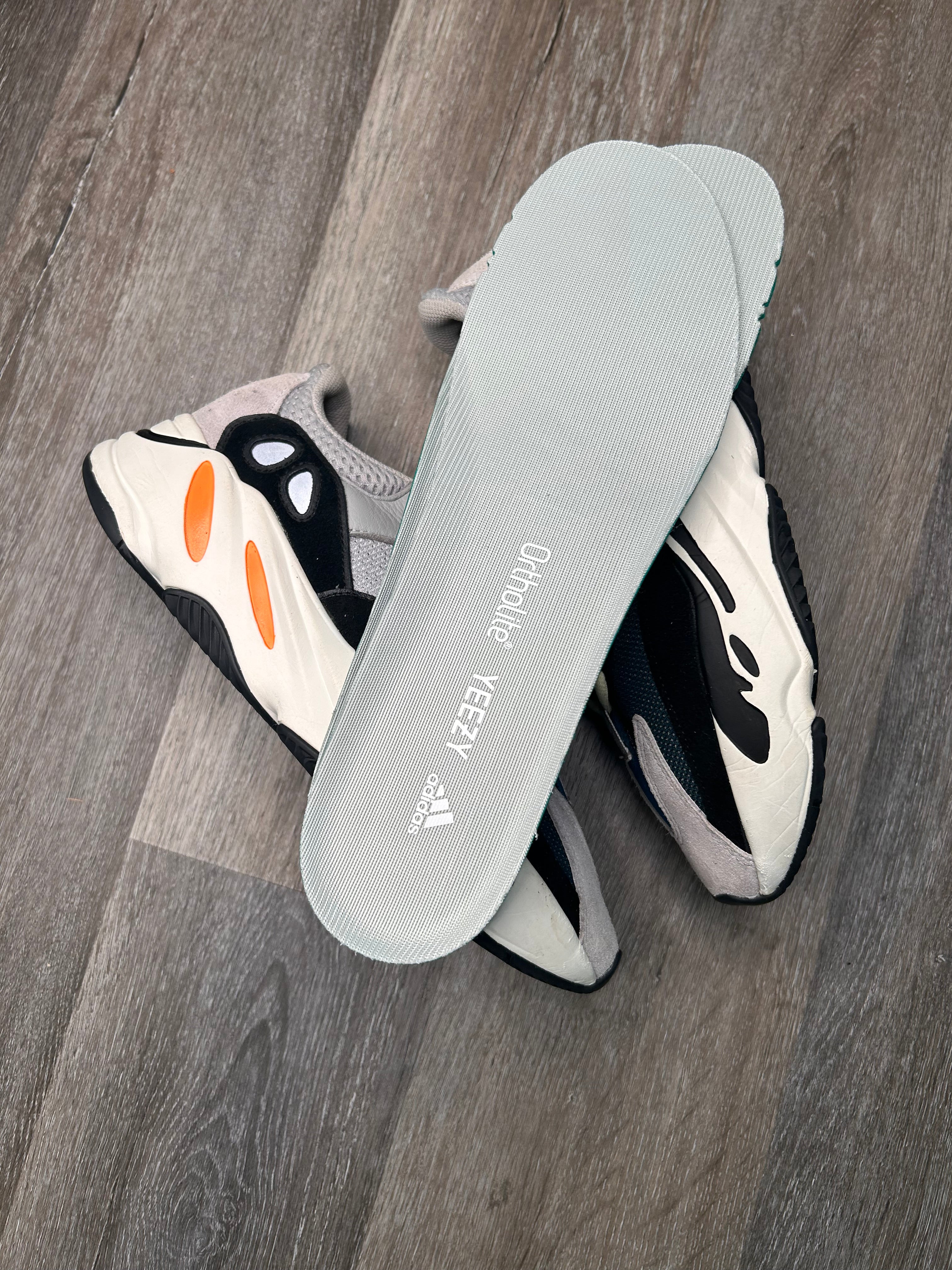 Size 8 men’s Yeezy 700 wave runner (adidas)