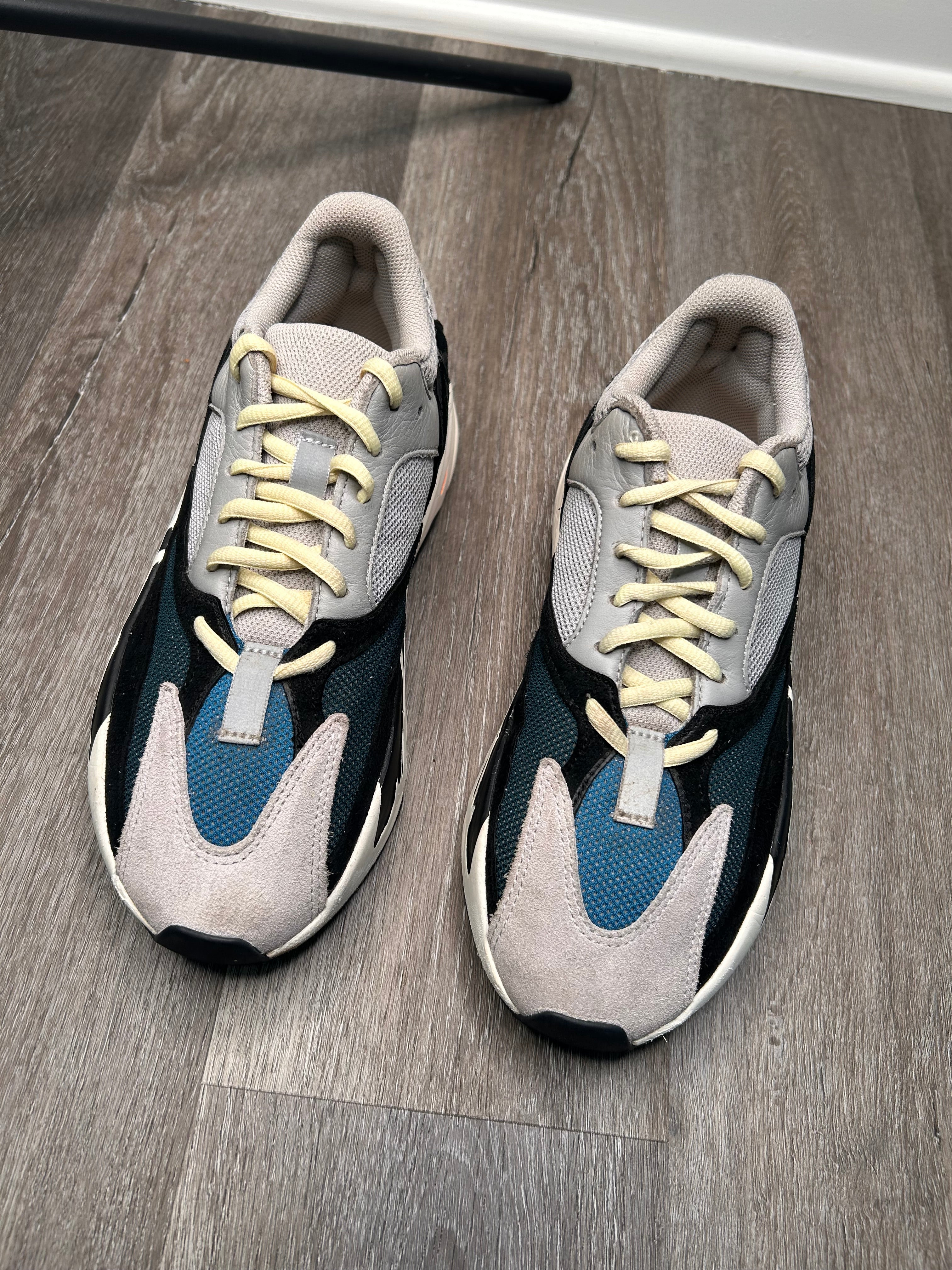 Size 8 men’s Yeezy 700 wave runner (adidas)