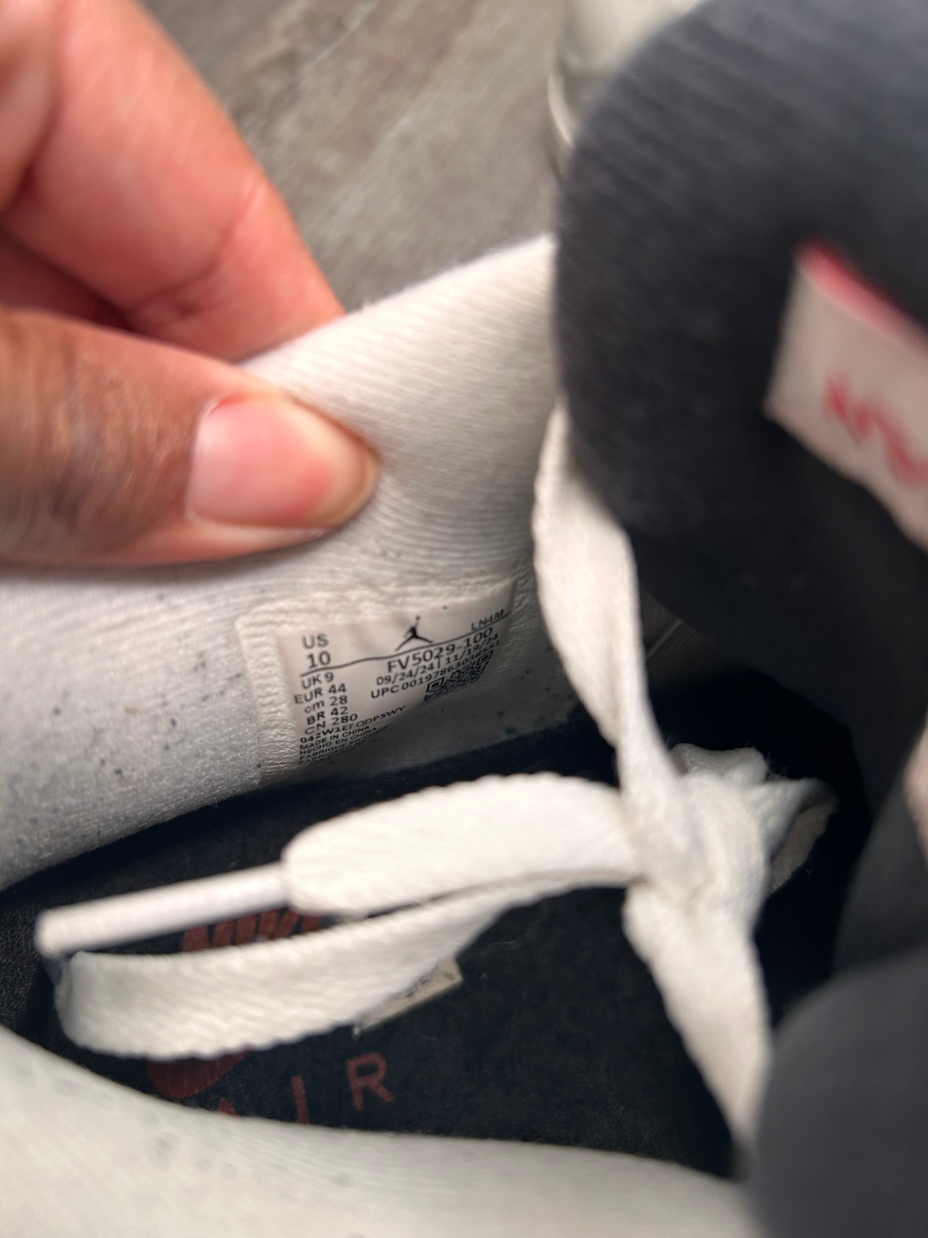 Size 10 Nike air Jordan retro 4 white cement (2025)