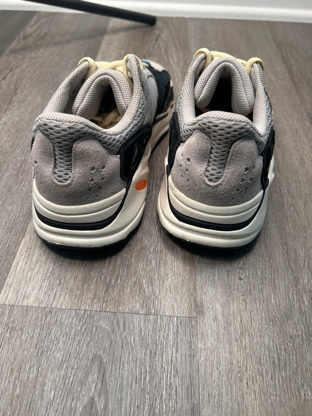 Size 8 men’s Yeezy 700 wave runner (adidas)