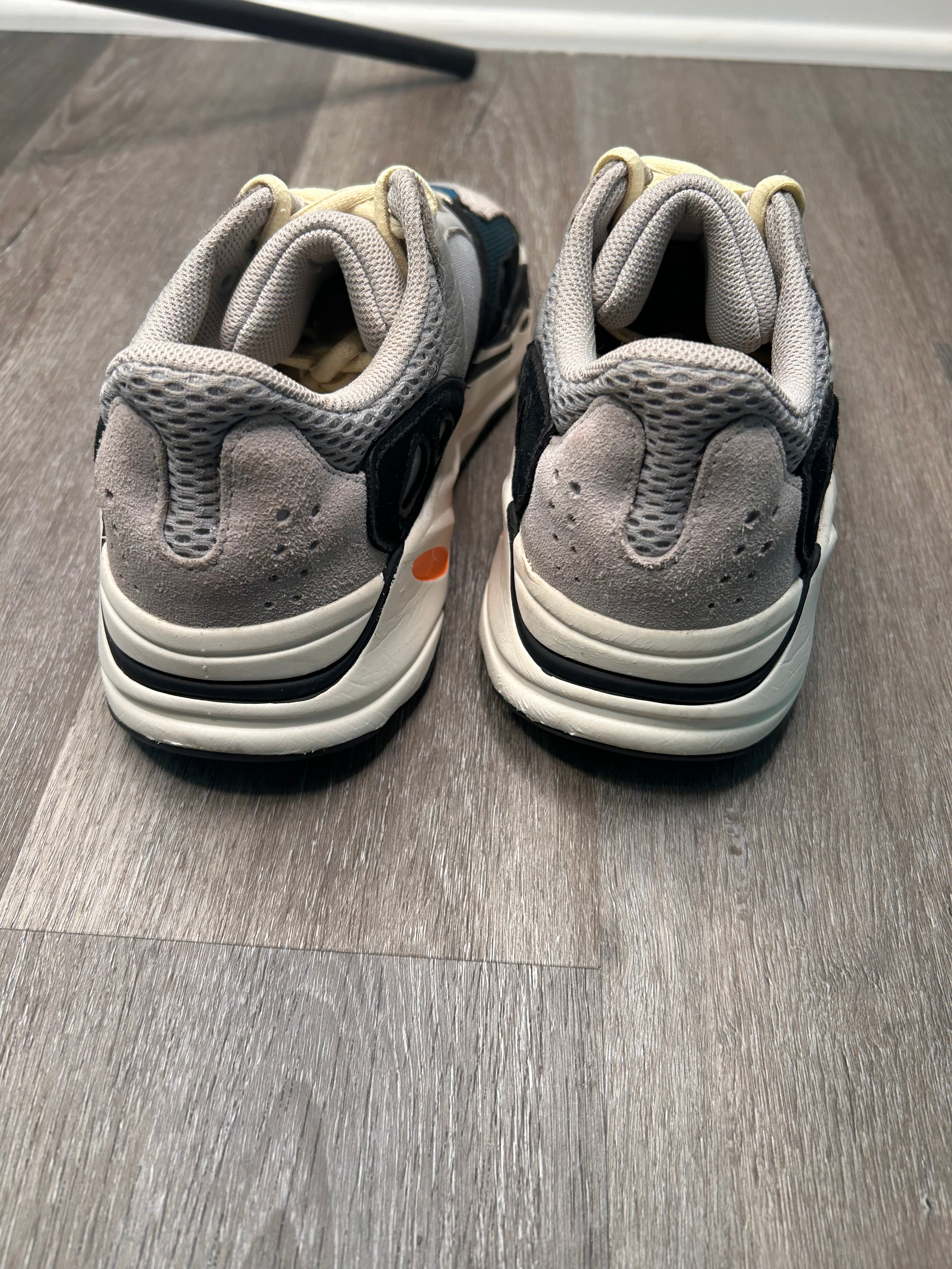 Size 8 men’s Yeezy 700 wave runner (adidas)