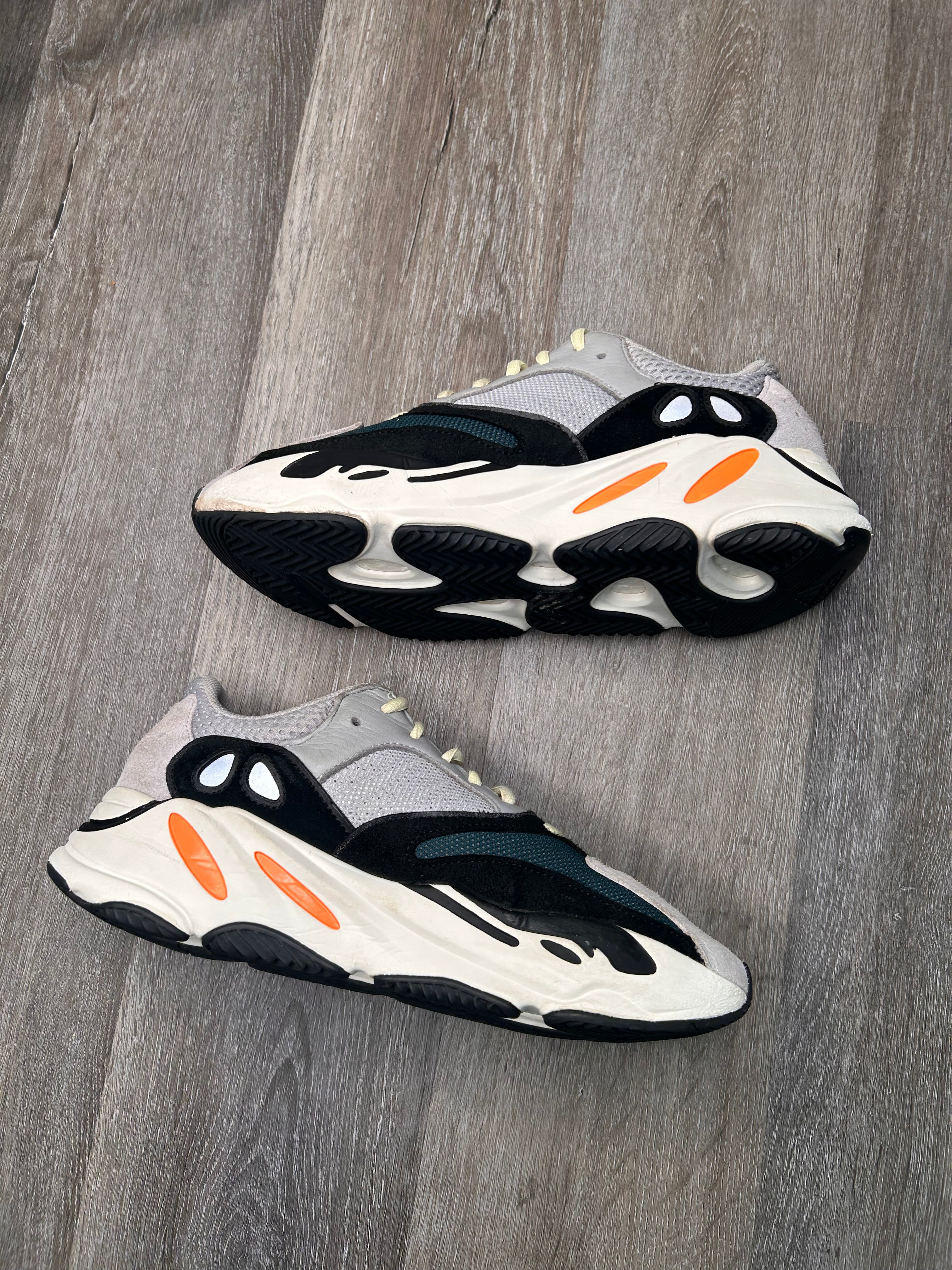 Size 8 men’s Yeezy 700 wave runner (adidas)