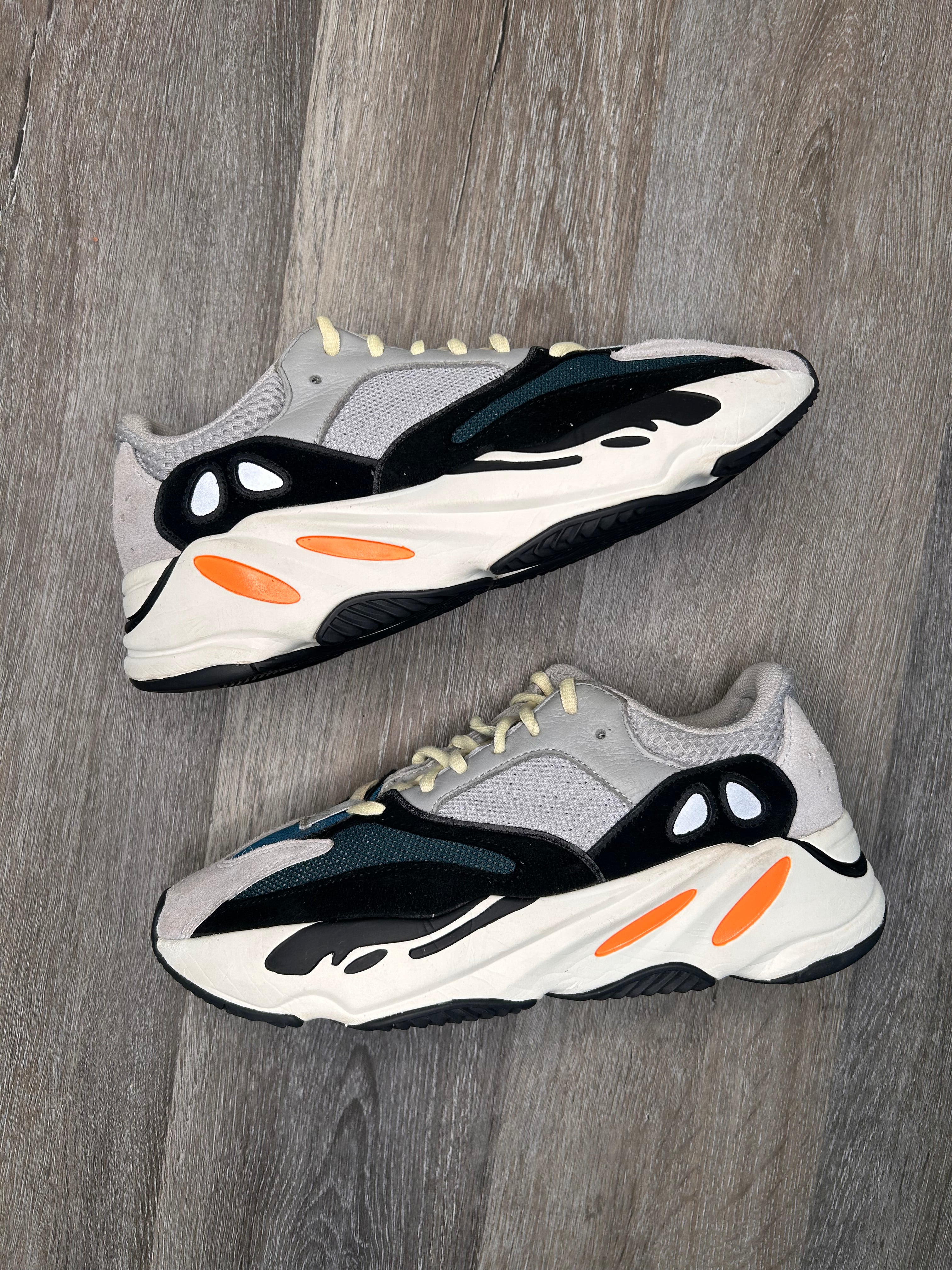 Size 8 men’s Yeezy 700 wave runner (adidas)