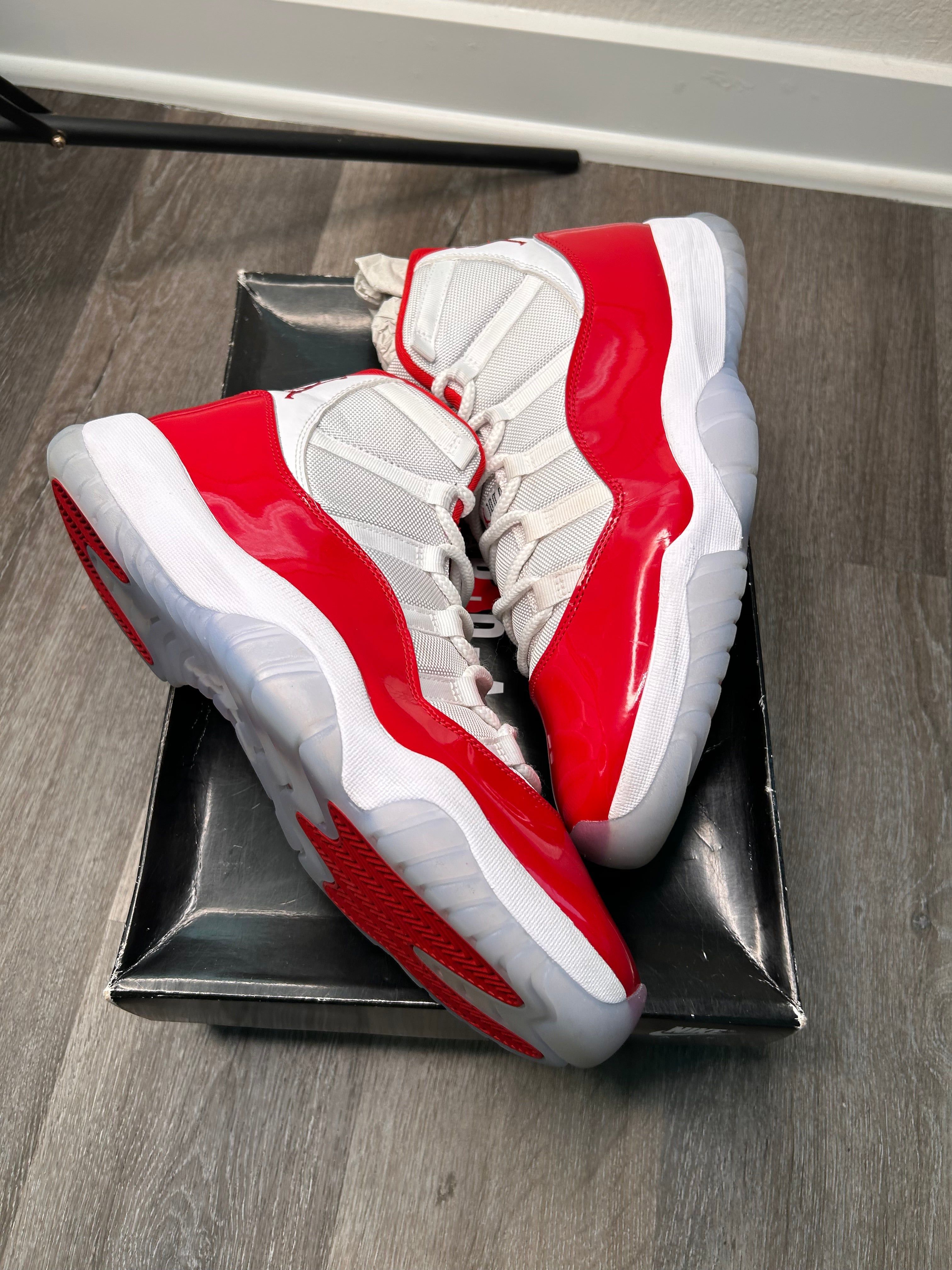 Nike air Jordan retro 11 XI cherry (2023) size 13 men’s