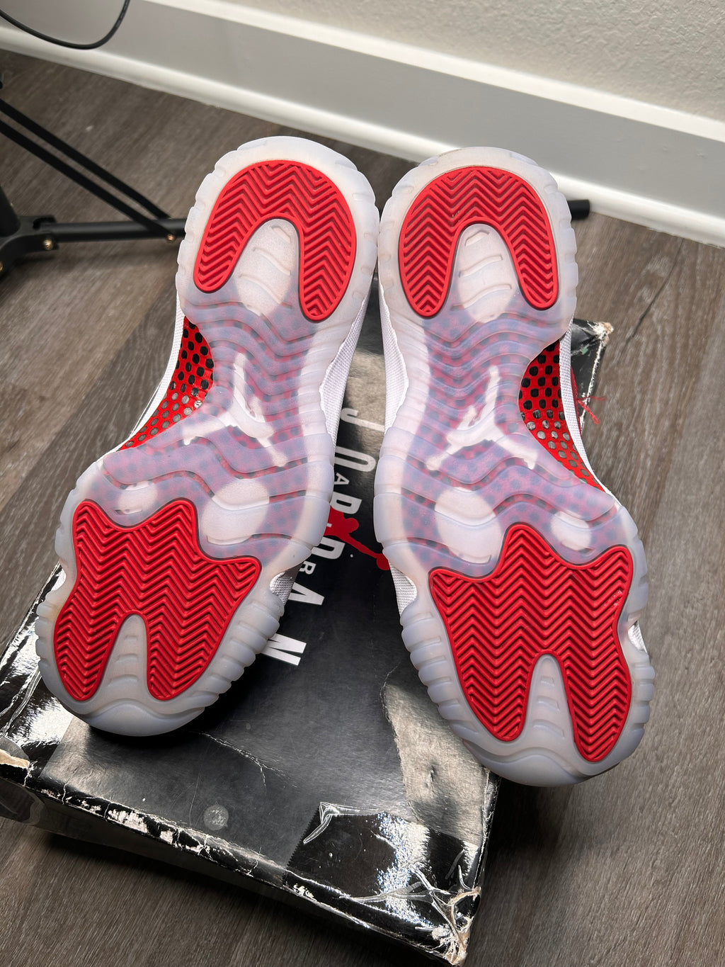 Size 8.5 Nike air Jordan retro 11 CHERRY (2022)